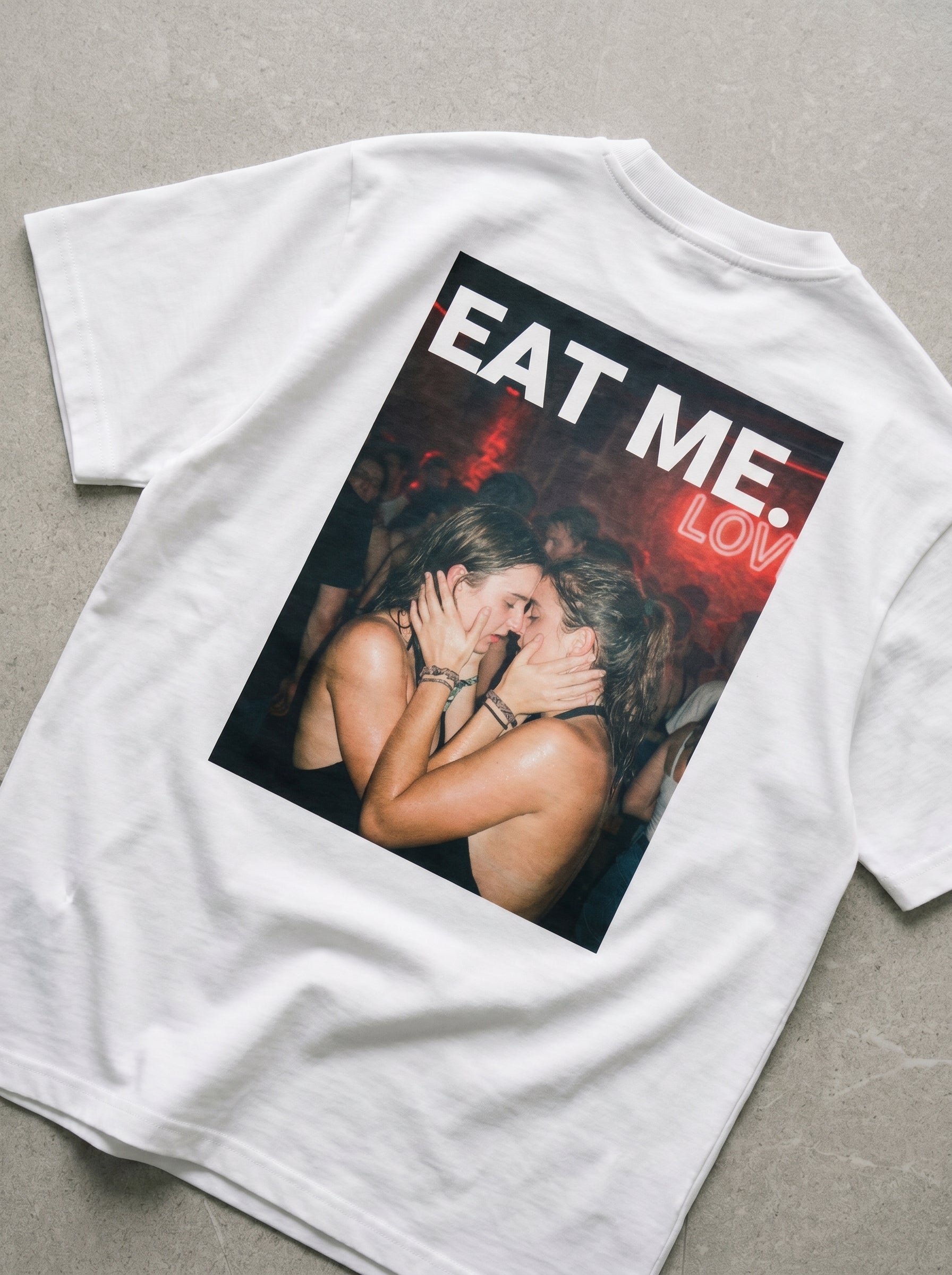 Eat Me Oversized Shirt Weiß Flatlay – The Ritual.