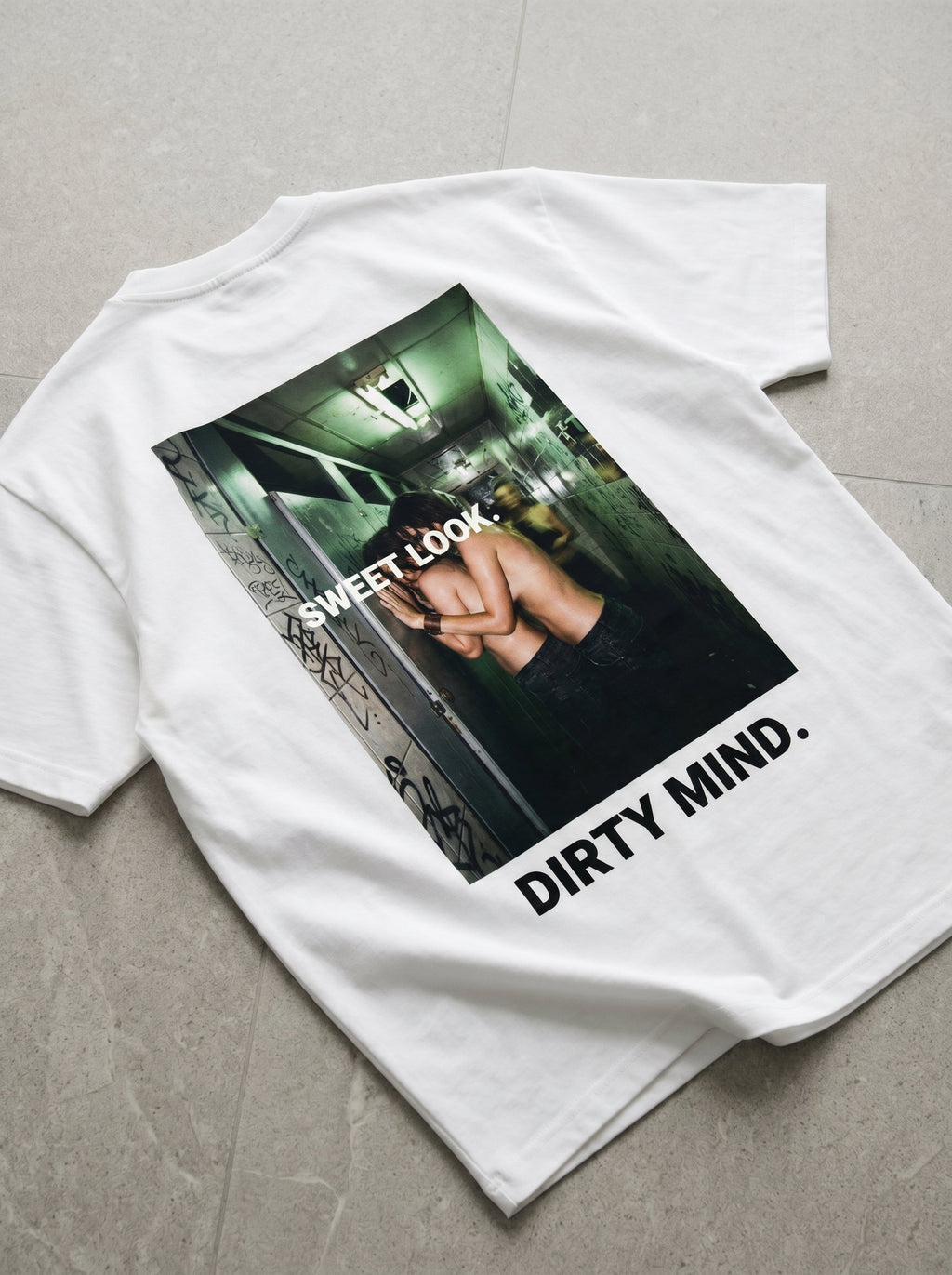 Sweet Look Dirty Mind Oversized Shirt Weiß Flatlay – The Ritual.