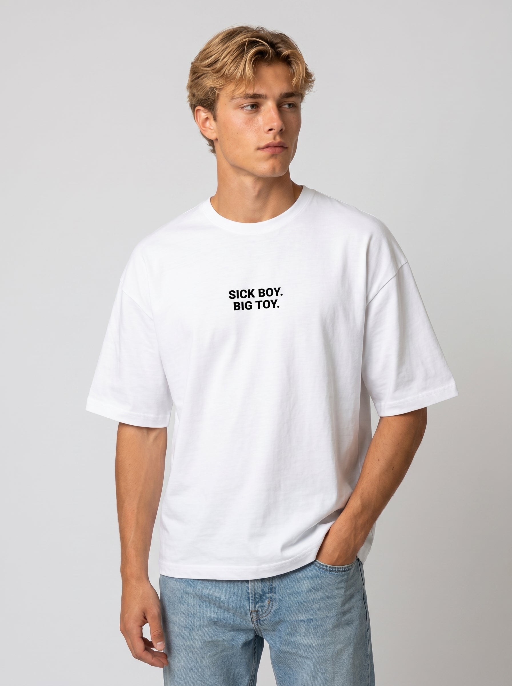 Sick Boy Big Toy Oversized Shirt Weiß Vorderseite – The Ritual.